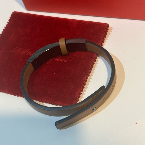 Ferragamo Tan Leather Bracelet New authentic - Picture 4 of 13